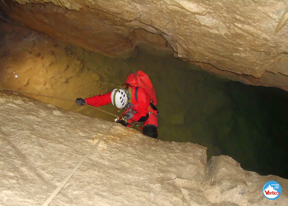 Jaskinia Czarna - trawers między otworami.