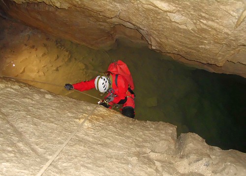 Jaskinia Czarna - trawers między otworami.