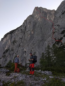 2/3 zespołu na tle ściany