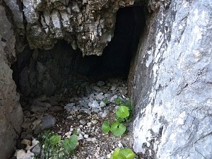 Jaskinia od której startuje droga.