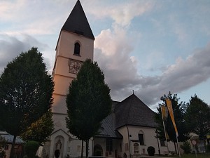 Miasteczko Bad Ausee z kościołem katolickim.