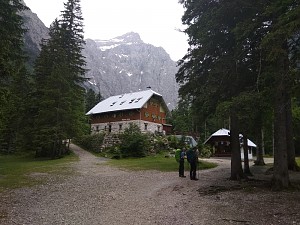 Aljazev Dom (2002m) i północa ściana Triglava w tle