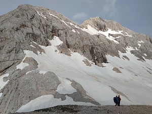 Widok z tarasu schroniska Triglavski Dom na Mały Triglav i Triglav