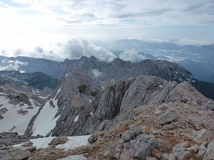 Droga podejścia widoczna z wierzchołka (przy lewym obrysie schronisko)