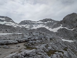Kredarica 2539m, Mały Triglav(2732m) i Triglav (2864m) widziane z okolicy Begunjskiego Vrhu