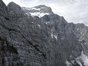 Różne spojrzenia na północną ścianą Triglava podczas zejścia