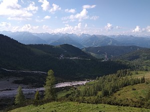 Widok na dolną stację kolejki z podejścia