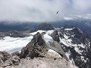 Widok z Dachsteinu na górną stacje kolejki i lodowiec