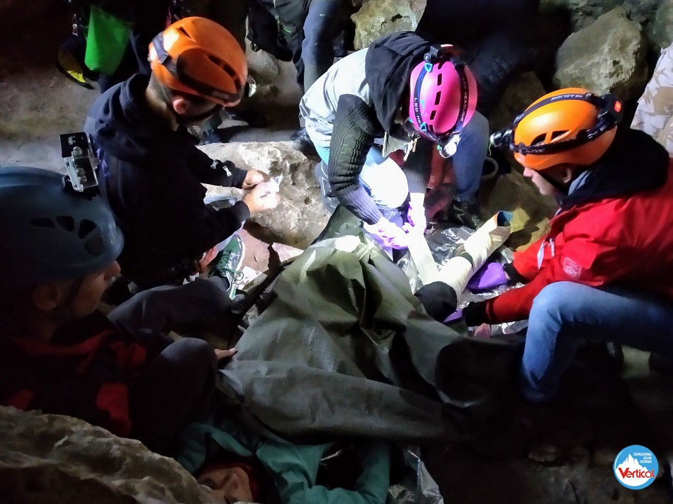 Manewry ratownictwa jaskiniowego