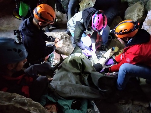 Manewry ratownictwa jaskiniowego