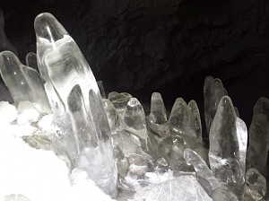 Jaskinia Kasprowa Niżnia. Lodowe sople w wejściu do jaskini.