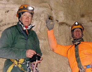 Jaskinia Miętusia - ryngraf zawieszony przez Zwolińskich