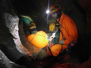 Jask. Miętusia - syfon w Wielkich Kominach